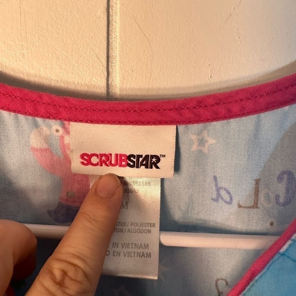 Scrub Star Winter Themed Women’s Scrub Top Size Medium - Picture 5 of 9